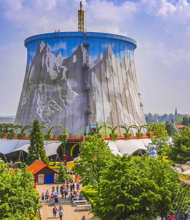 De beschilderde koeltoren van Wunderland Kalkar boven de attracties